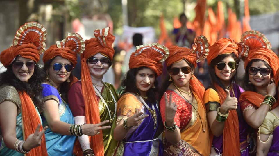 Festivals Celebrated In Mumbai / Indian people light lamps on the